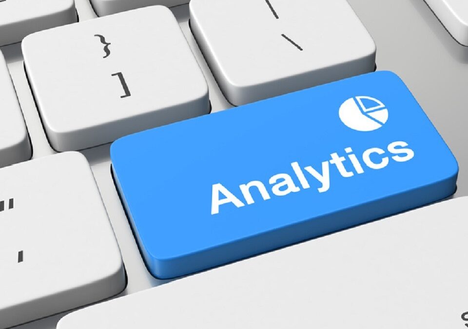 Tastatur mit blauer Analytics Taste, weil Datenanalysen zu mehr Kunden beitragen